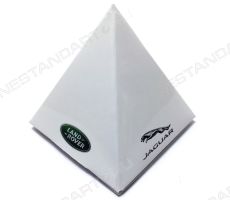 Конфеты в индивидуальных упаковках-пирамидках