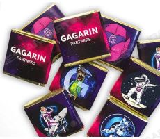 Плитки шоколада 5 г с символикой Gagarin Partners 