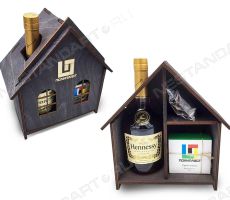 Подарочный набор в деревянном домике: коньяк, орехи и вишня в шоколаде