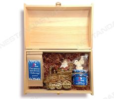Подарочный набор в деревянном ящике на Новый год: подсвечник-паровоз, чай, варенье, шоколадная фигурка